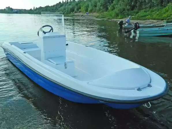 Стеклопластиковая лодка Пингвин с консолью (тримаран) в Курске