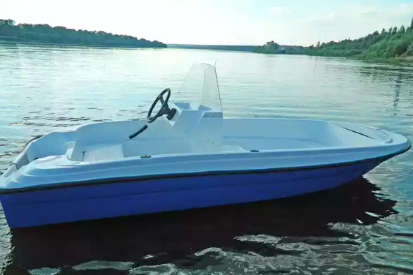 Стеклопластиковая лодка Пингвин с консолью (тримаран) в Курске